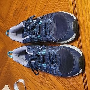 ASICS gel venture 7 tennis  shoes size 7. Very gently worn  like new.